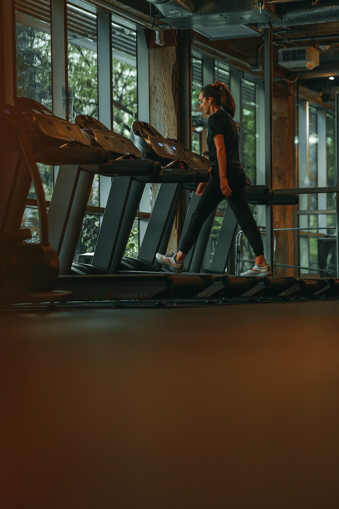 portfolio-04 Woman walking on a treadmill in a Chicago gym